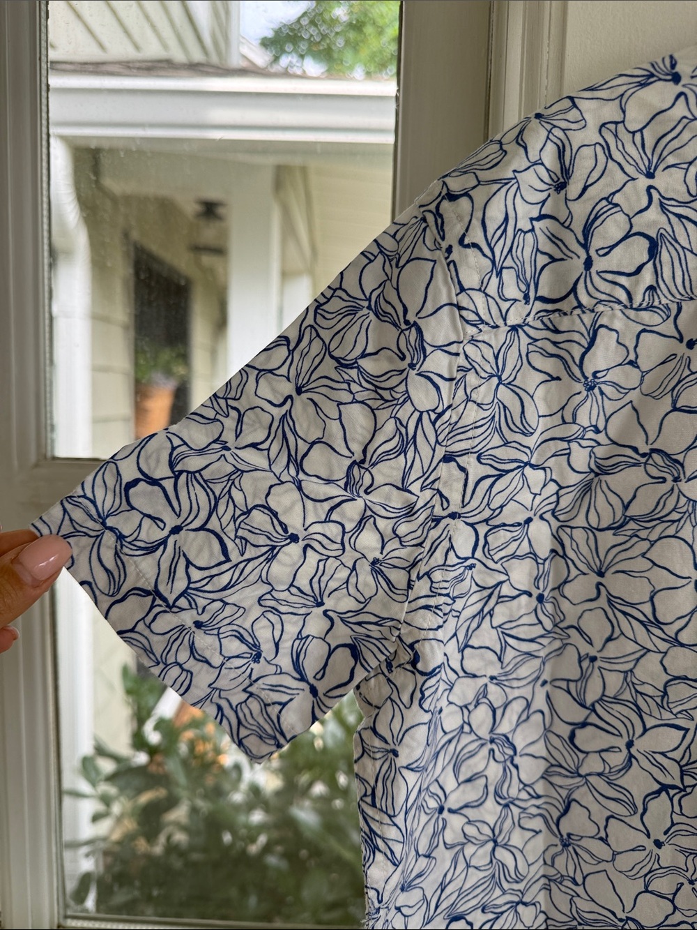 NWT Gap Blue and White Floral Short Sleeve Button-Down Shirt - Picture 5 of 5